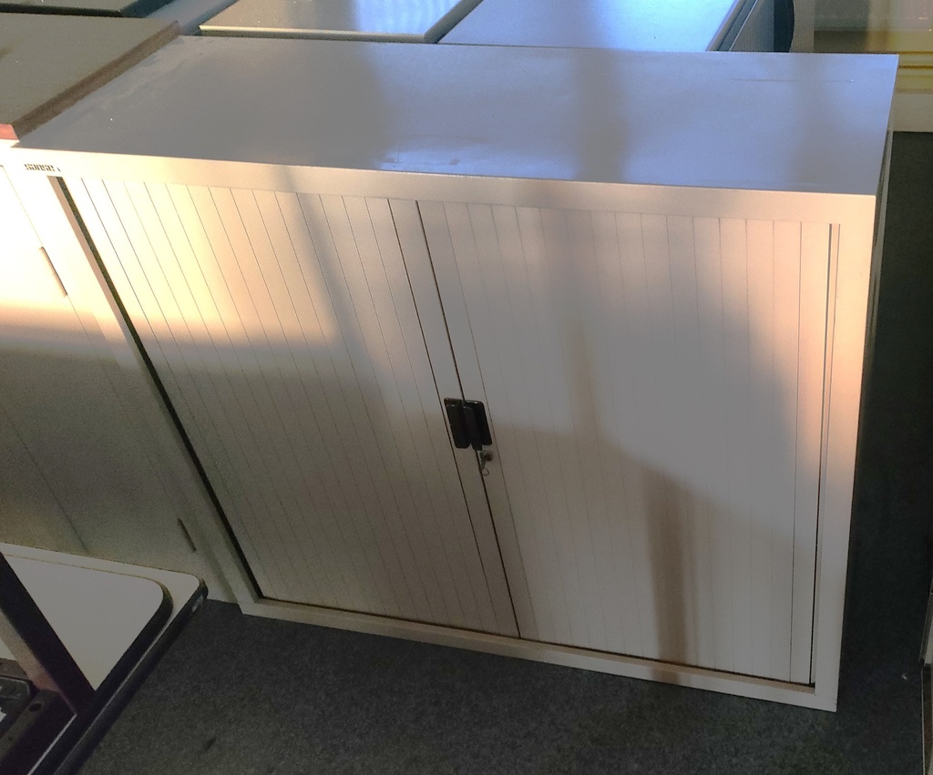 Armoire basse 421 à rideaux