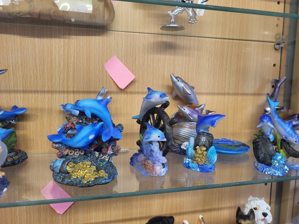 Figurines dauphins diverses